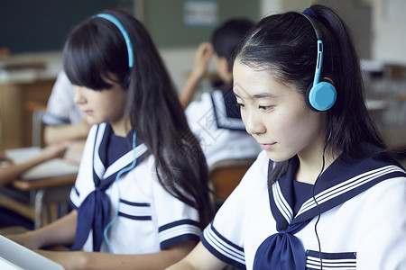 戴耳机听语音的学生高清图片