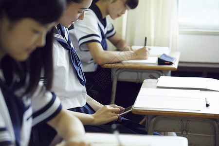 上课做题期间偷偷看手机的女学生图片