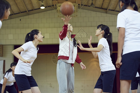 篮球比赛开始时的抢球瞬间高中女生高清图片素材