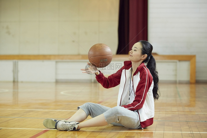 在篮球场完球的女体育老师图片