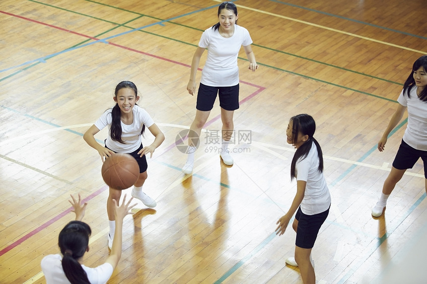 正在篮球场训练的女学生图片