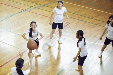 正在篮球场训练的女学生电脑游戏高清图片素材