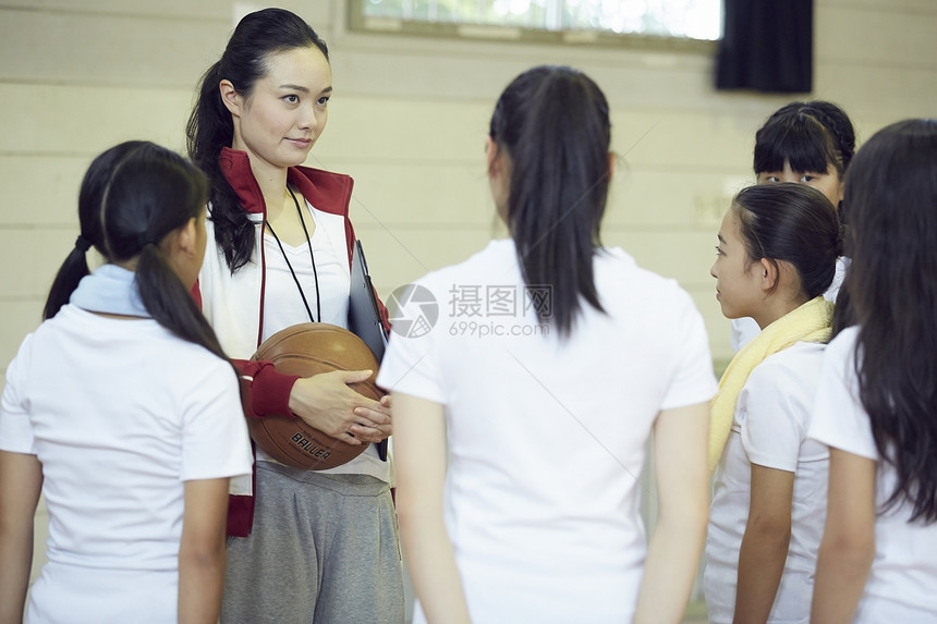 听篮球女教练指导的女孩子们图片