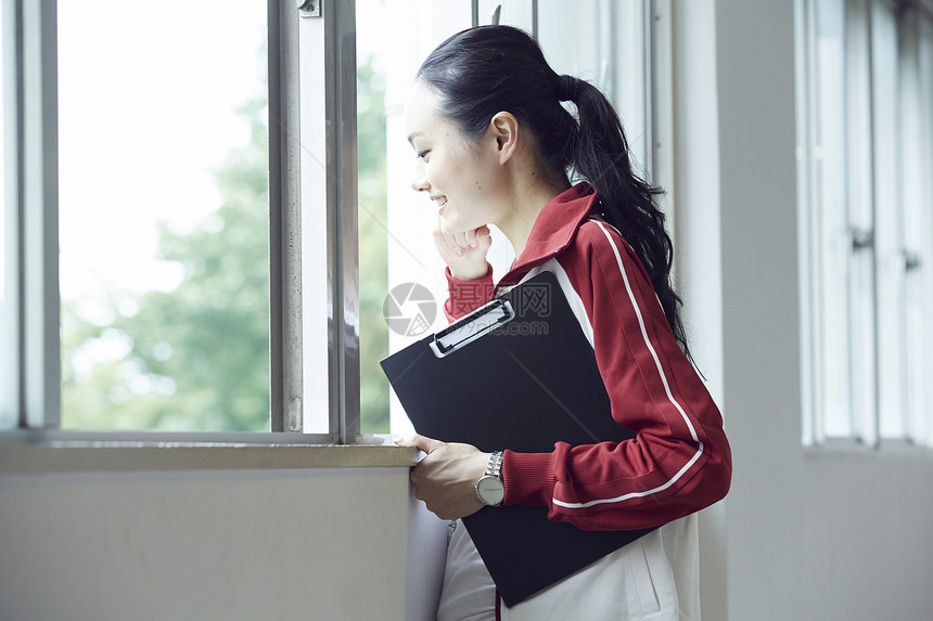 在走廊里看窗外的女老师图片