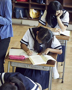 参加考试的学生图片