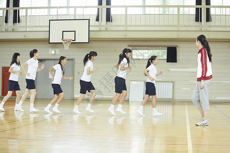 上体育课的女学生图片