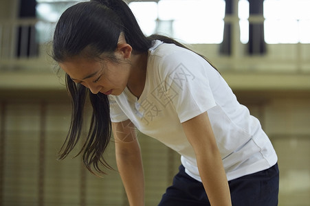 体育课不开心的女同学竞赛高清图片素材