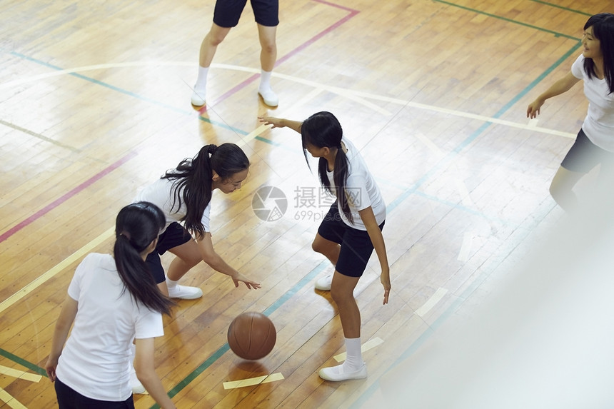 打篮球的高中女生图片