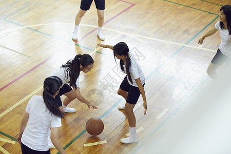 打篮球的高中女生夏装高清图片素材
