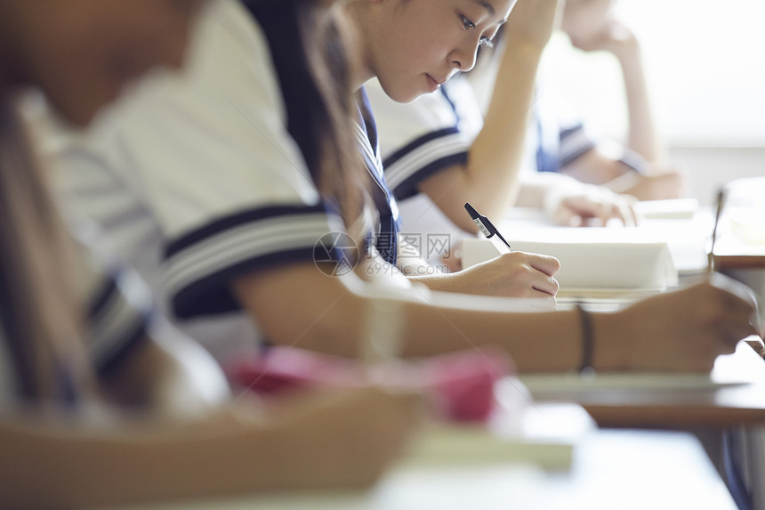 初中生学习形象图片