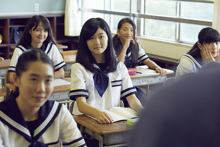 初中女生认真学习亲密高清图片素材