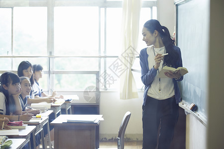 上课的初中学生形象女孩高清图片素材