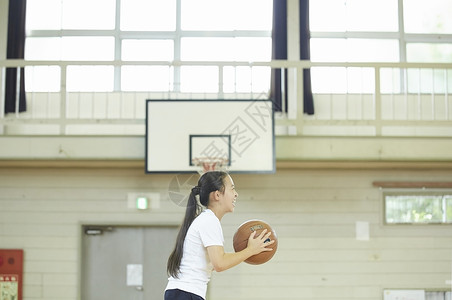 学校体育馆内高中学生打篮球年轻高清图片素材