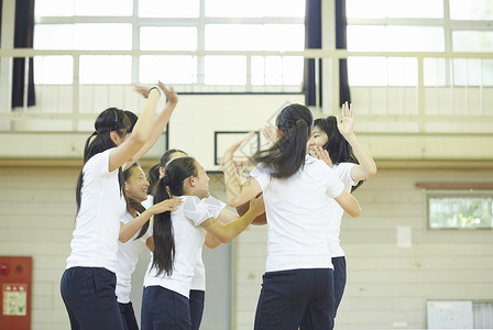 学校体育馆内女高中学生打篮球初中高清图片素材