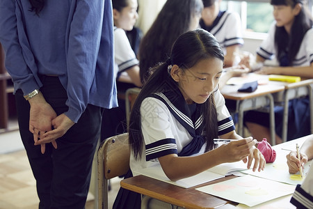 学校初中学生教室上课初中生高清图片素材