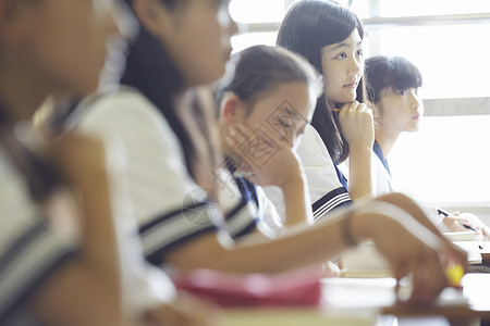 学校初中学生教室上课形象图片