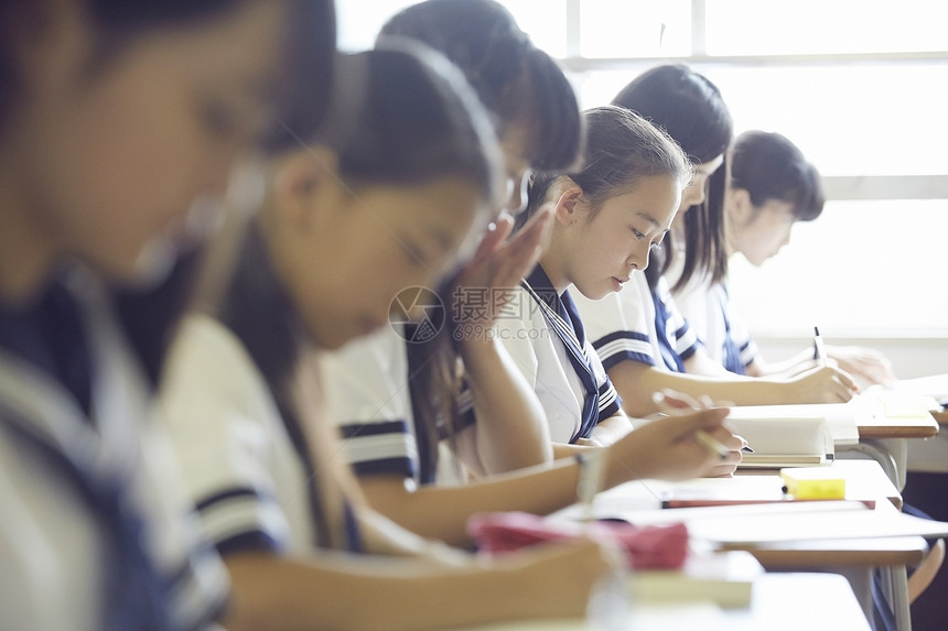 学校初中学生教室上课形象图片