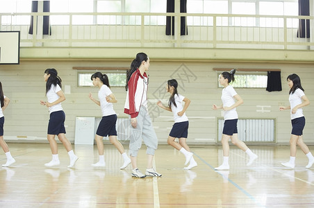 学校体育馆内女高中学生训练高清图片