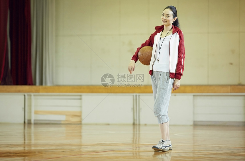 学校体育篮球教练女老师图片