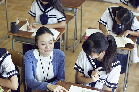 初中学校课堂给学生上课的教师图片