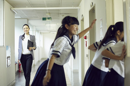 初中学校走廊上的教师和学生图片