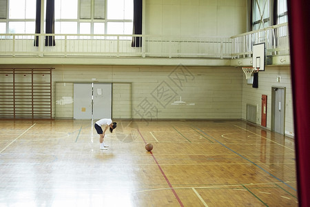 学校体育馆内女高中学生打篮球俱乐部活动高清图片素材