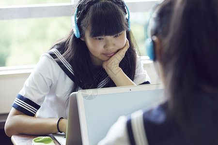 初中女学生信息技术教育图片