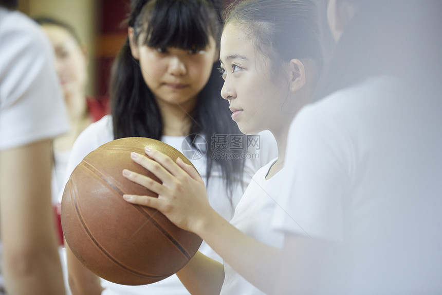 学校体育馆内女高中学生打篮球图片