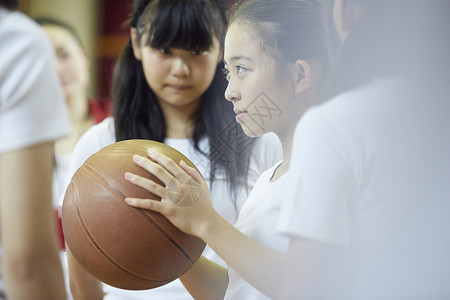 学校体育馆内女高中学生打篮球初中高清图片素材