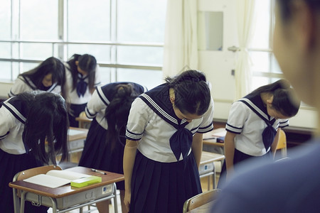 上课时像老师鞠躬的学生图片