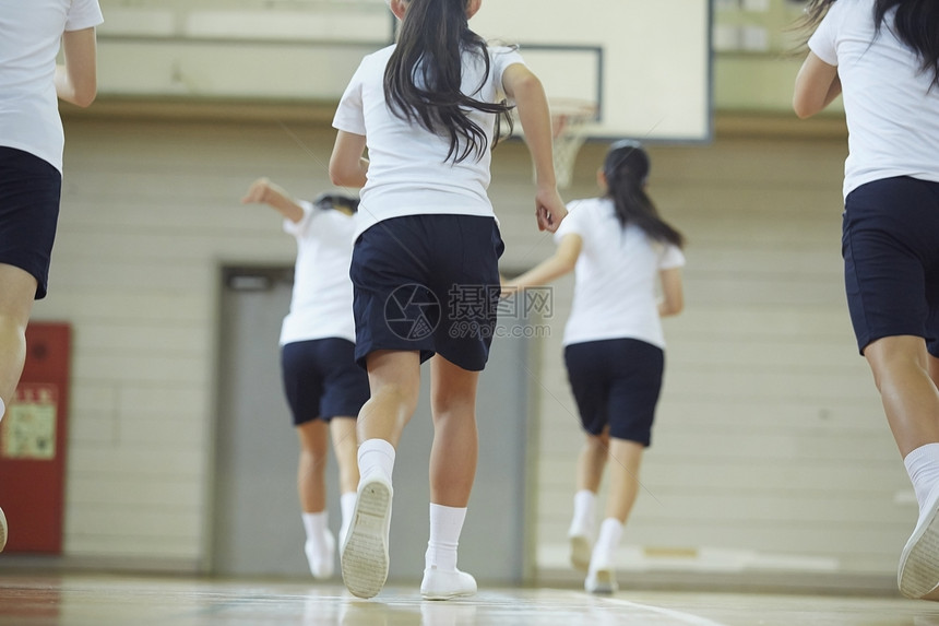 打篮球的初中女生图片