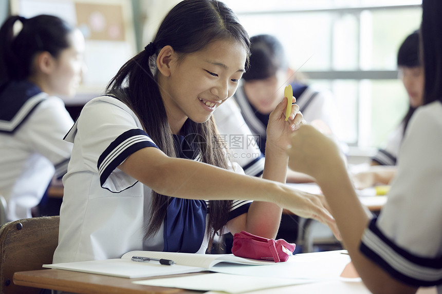 和同学聊天的初中女生图片