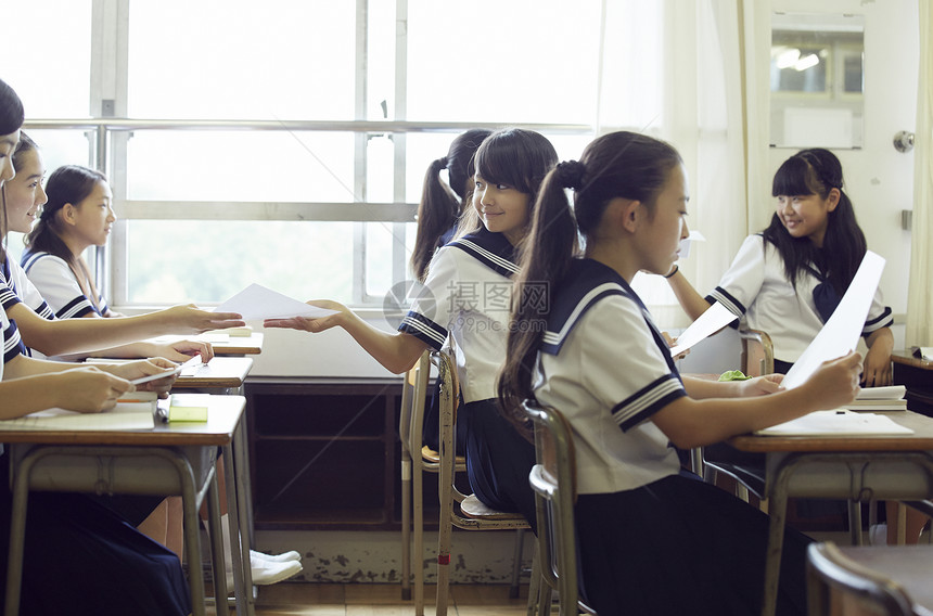 初中学生传考卷形象图片