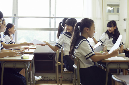 初中学生传考卷形象好朋友高清图片素材