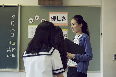 校园里上课的初中学生形象图片