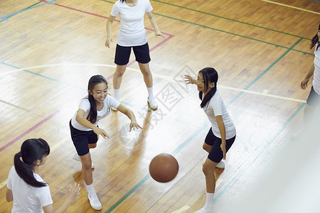 打篮球的高中女生体育高清图片素材