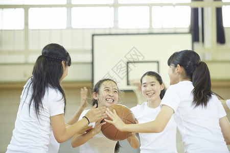 体育馆打篮球的初中女生中学高清图片素材