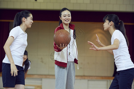 上体育篮球课的女学生图片