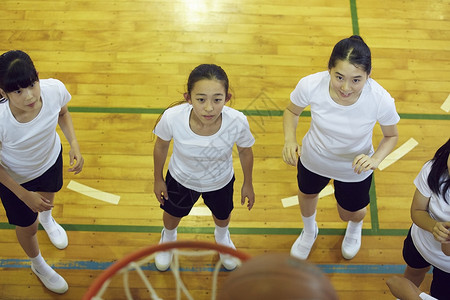 打篮球的中学女生学生高清图片素材