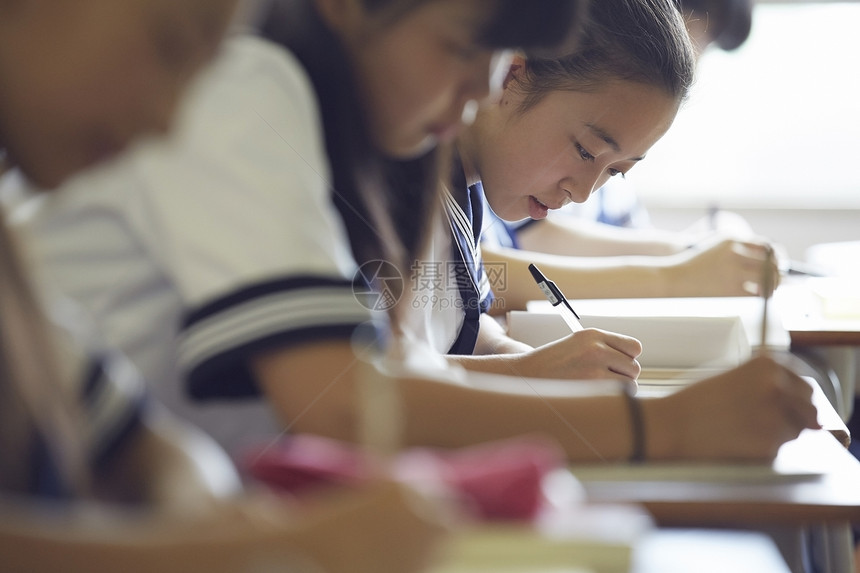 在学校学习的初中生图片