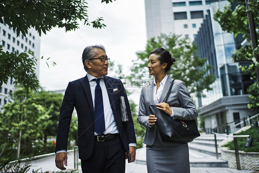 上班路上的商务人士图片