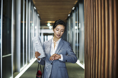 准备进电梯的商务女士图片