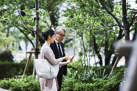 正在走路的商务人士图片