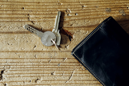 桌上的钥匙和钱包背景图片