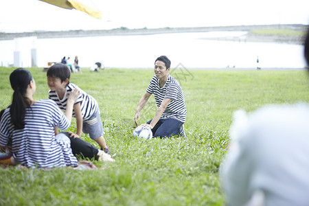 一家人一起外出野餐图片