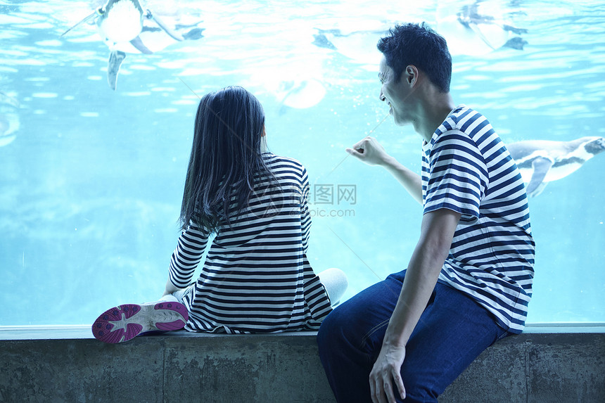 父女在水族馆游玩图片