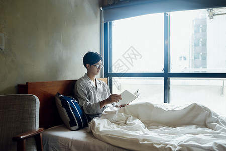 白领一个人在床上看书图片