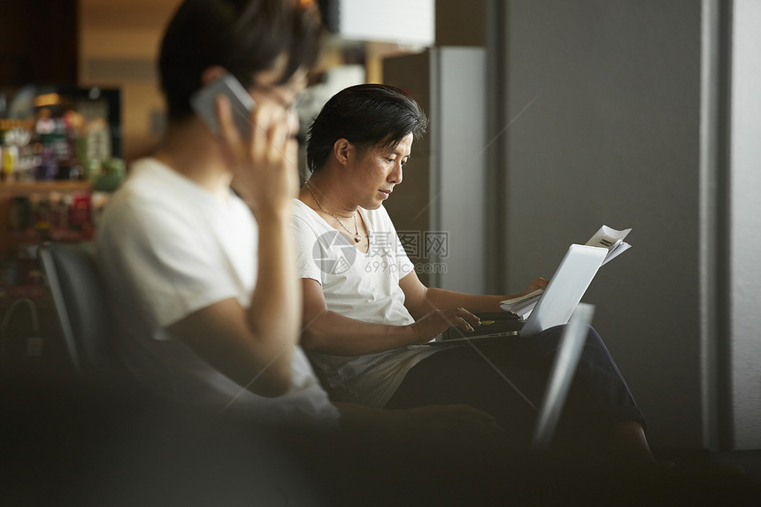 在机场开会的男人图片