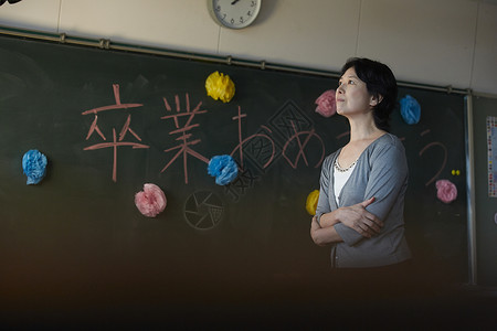 站在黑板前思考的女教师图片