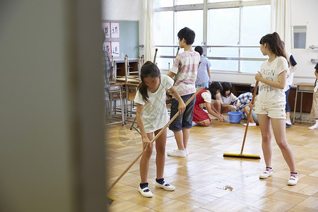 清洁教室卫生的小学生图片